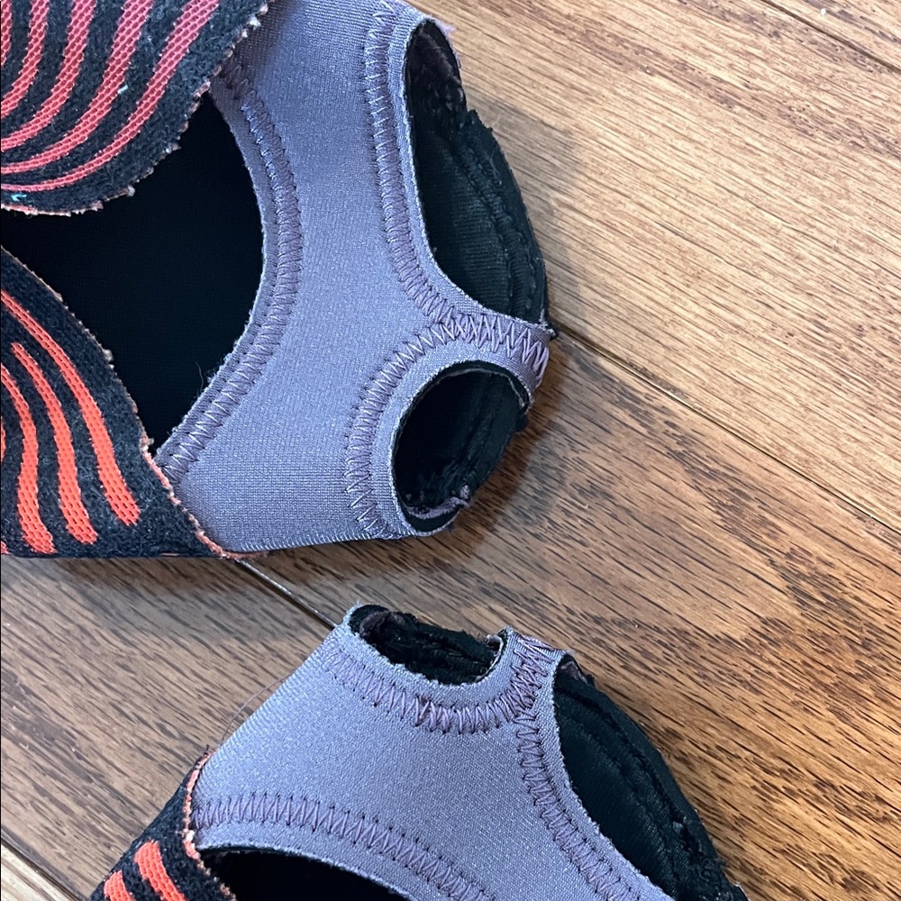 Nike Women’s Barre Wraps/Socks - Picture 3 of 6